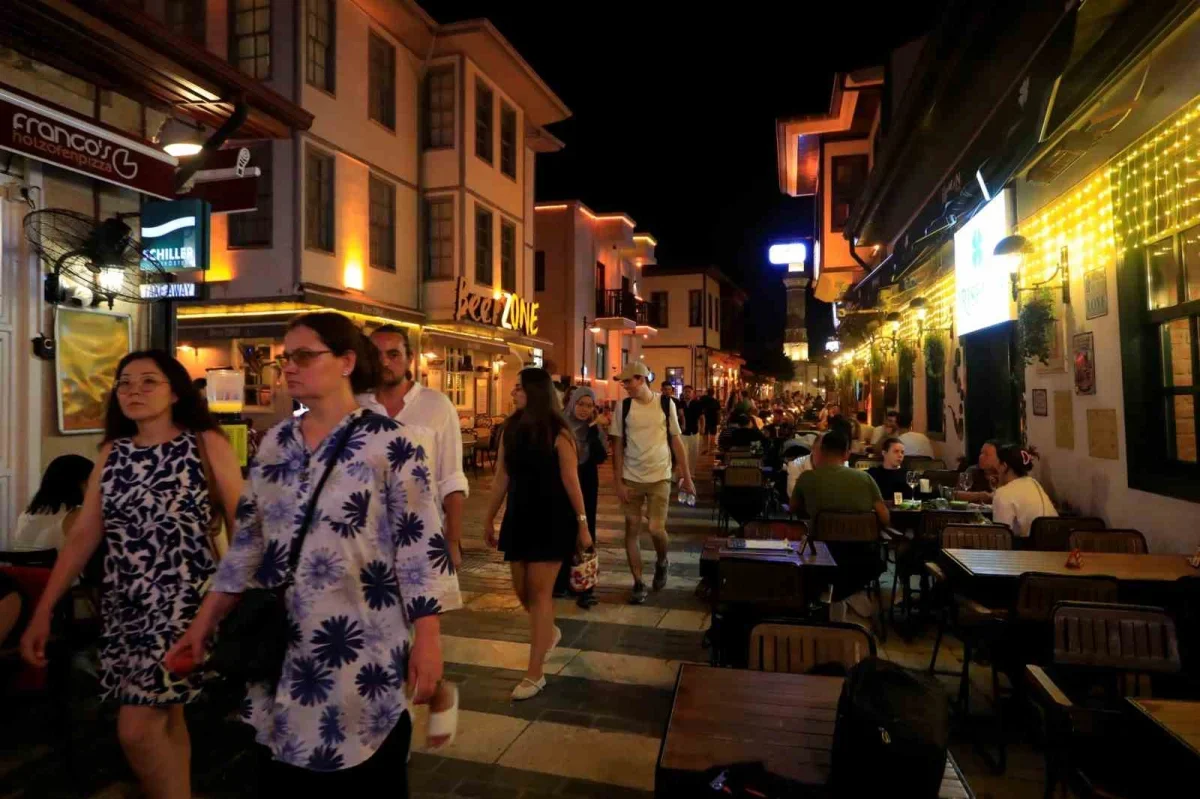 Kaleiçi'nde akşam nüfus 100 katına çıkıyor