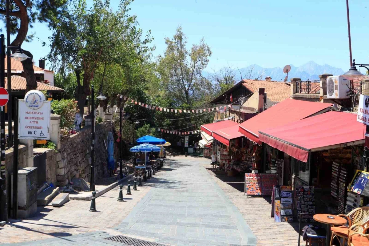 Kaleiçi'nde akşam nüfus 100 katına çıkıyor