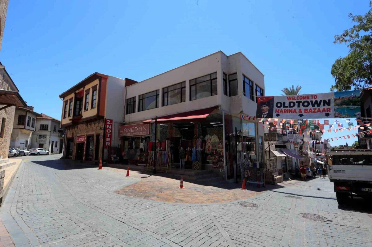 Kaleiçi'nde akşam nüfus 100 katına çıkıyor
