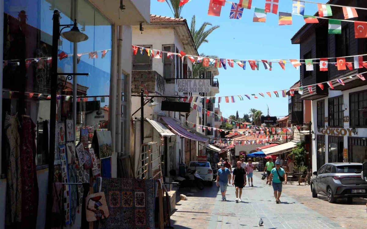 Kaleiçi'nde akşam nüfus 100 katına çıkıyor