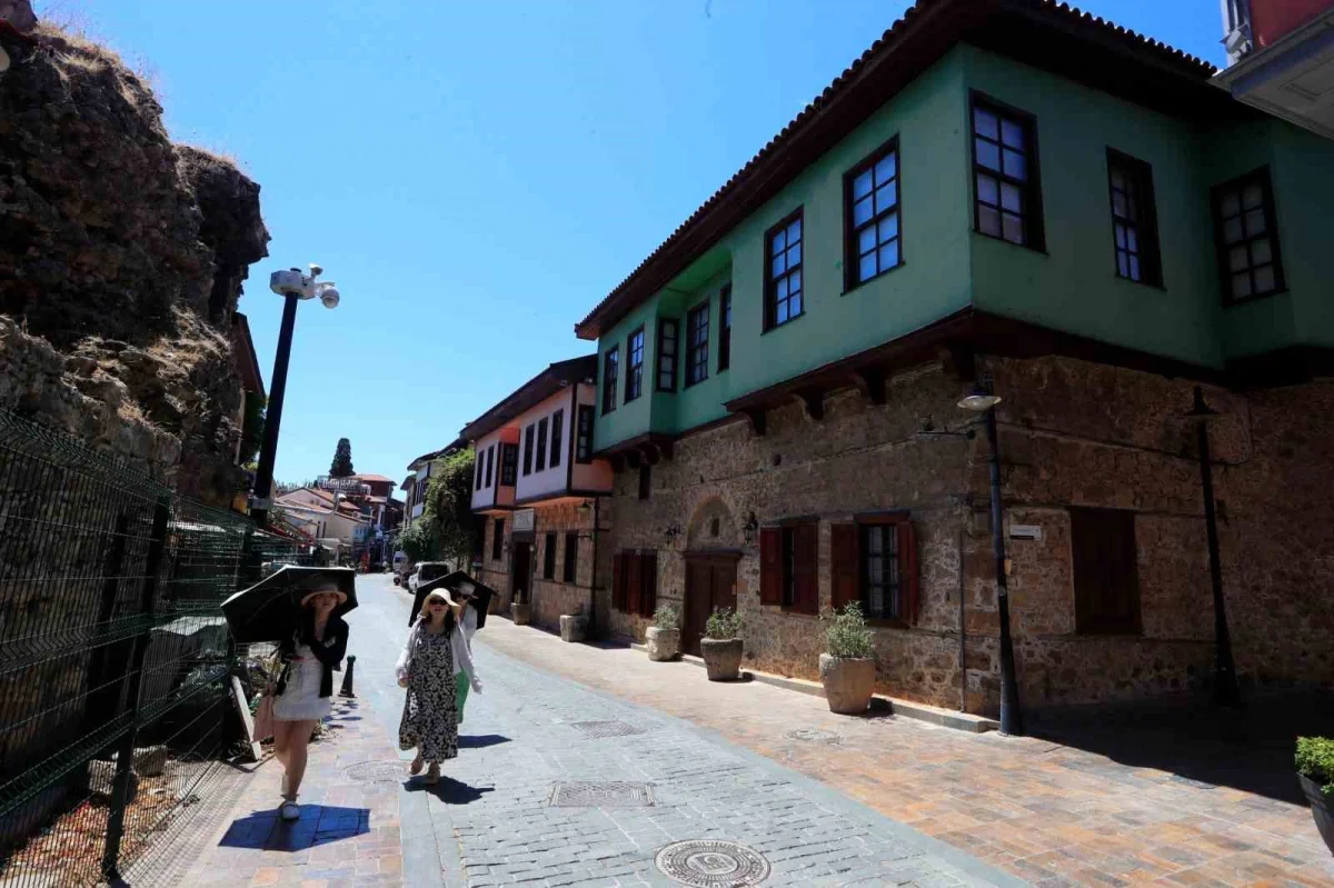 Kaleiçi'nde akşam nüfus 100 katına çıkıyor