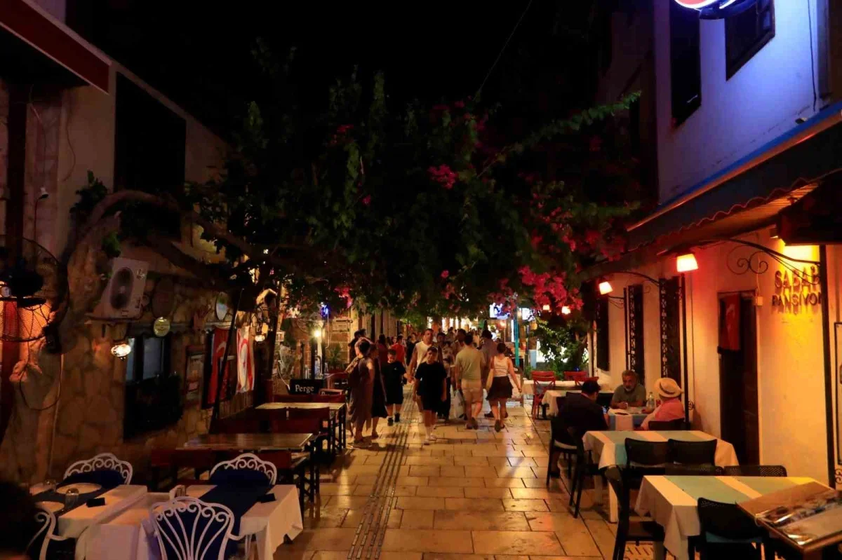 Kaleiçi'nde akşam nüfus 100 katına çıkıyor