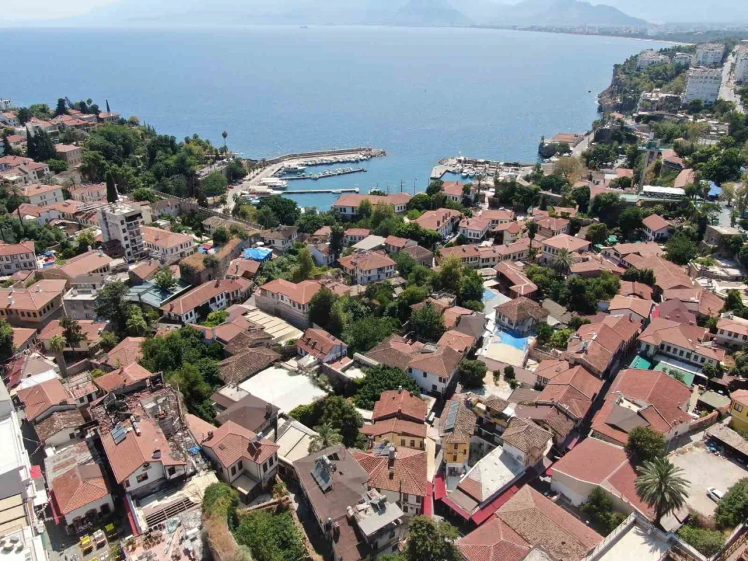 Kaleiçi'nde akşam nüfus 100 katına çıkıyor