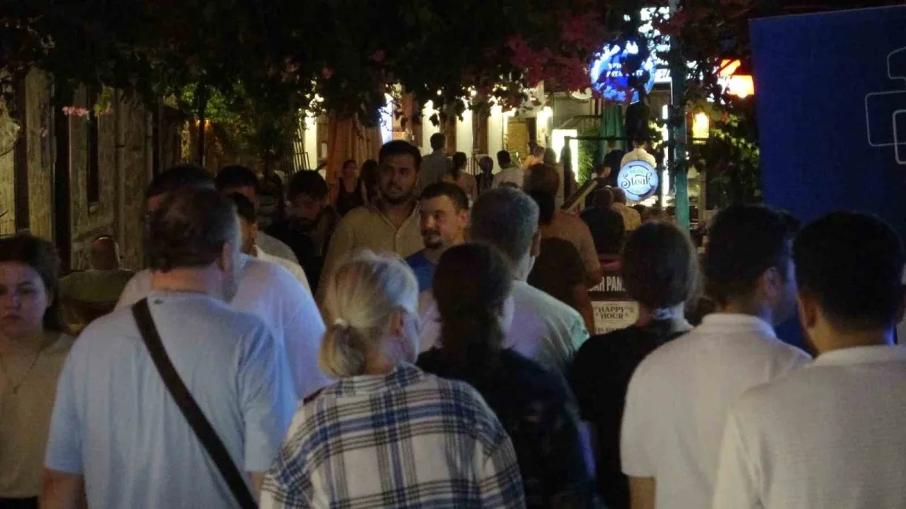 Kaleiçi'nde akşam nüfus 100 katına çıkıyor