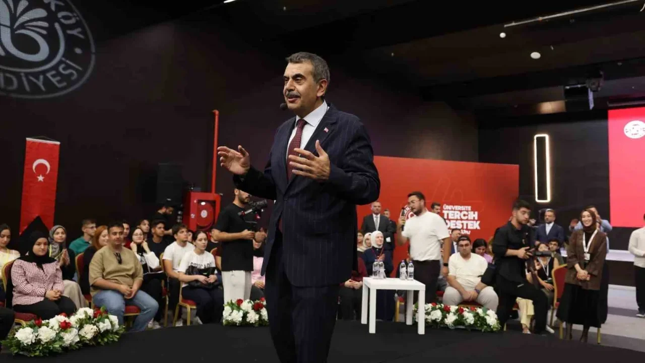 Arnavutköy'de üniversite adayları bakanlarla tercih yaptı