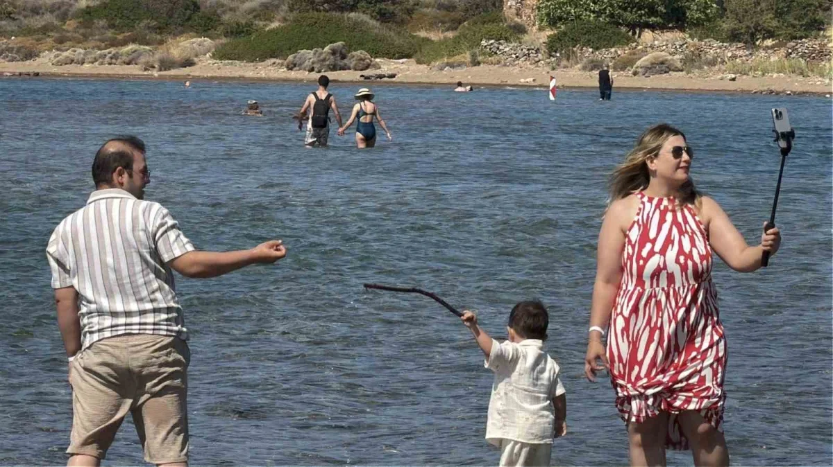 Cunda Adası ile Maden Adası arasında denizden yürüyerek geçiş