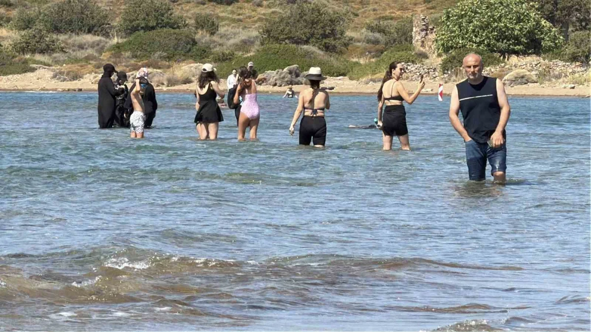 Cunda Adası ile Maden Adası arasında denizden yürüyerek geçiş