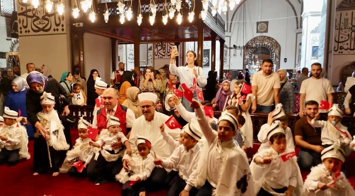 Bursa'da 530 yıllık sünnet geleneği Tophane'de yaşatıldı