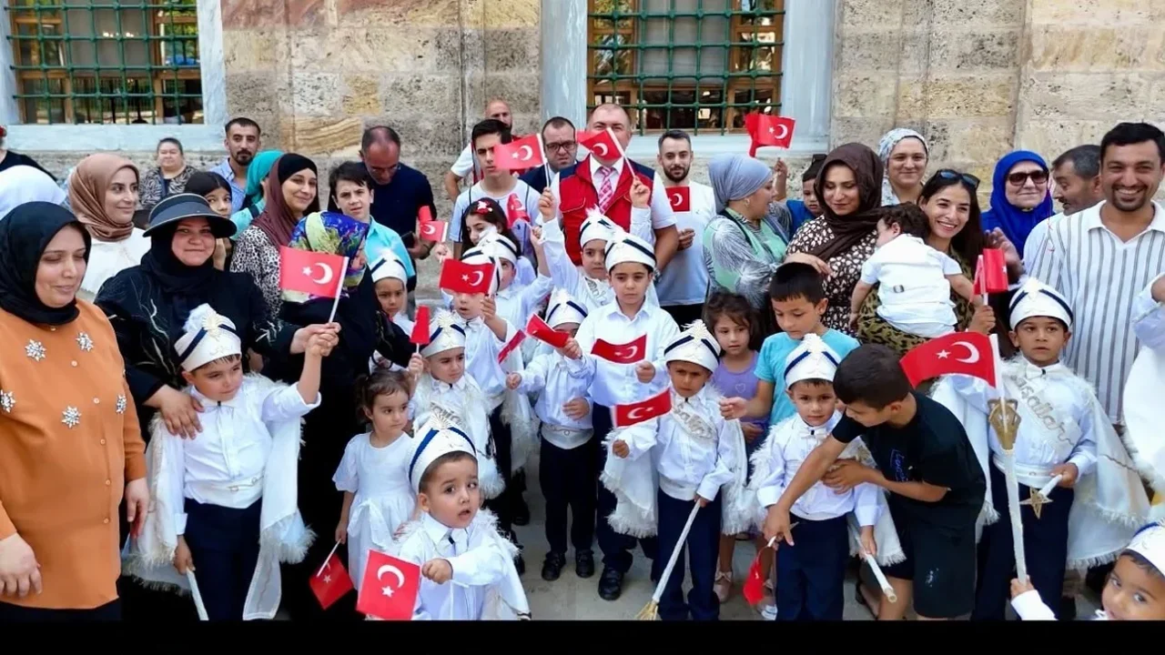 Bursa'da 530 yıllık sünnet geleneği Tophane'de yaşatıldı
