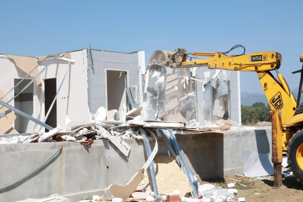 Osmangazi'de kaçak bina yıkıldı, bodrumdan kedi ve yavruları kurtarıldı