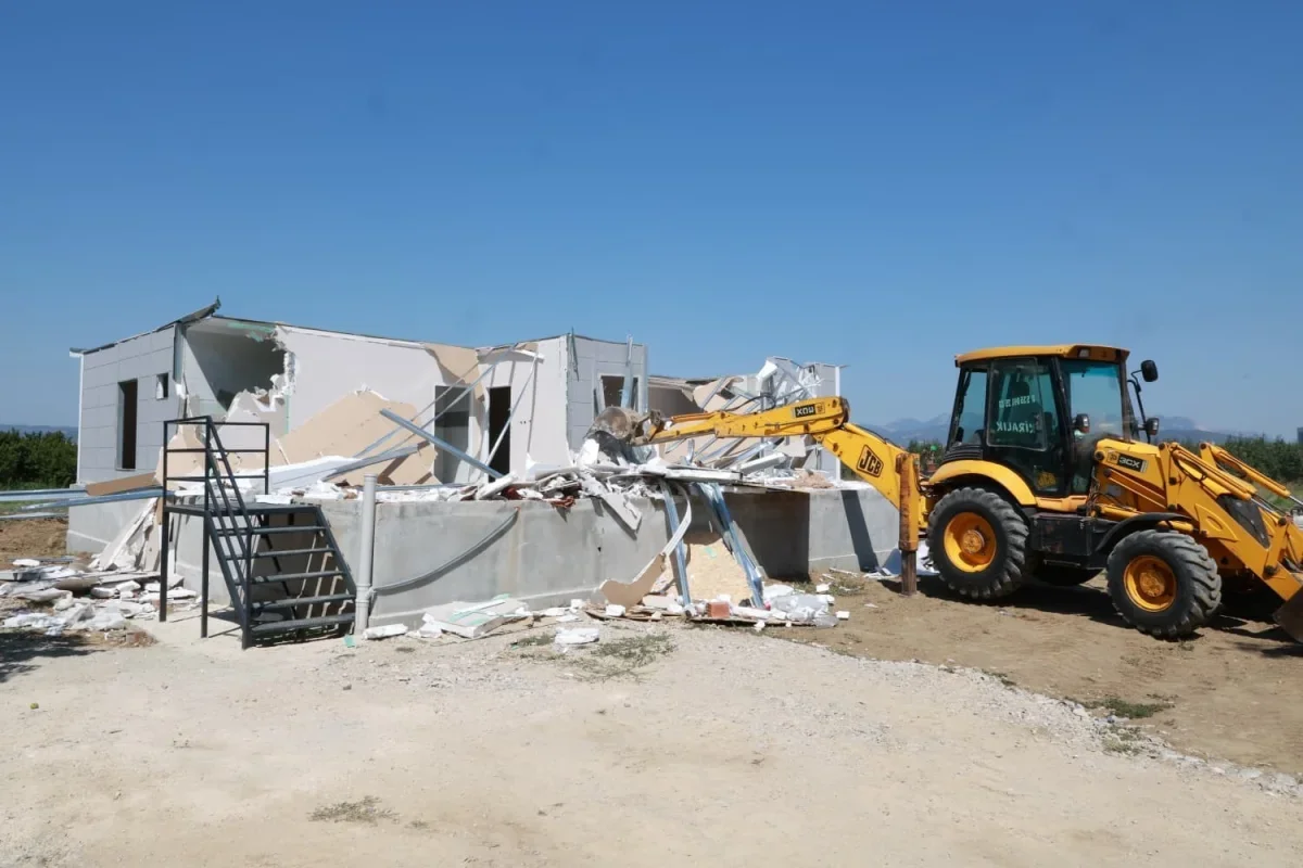 Osmangazi'de kaçak bina yıkıldı, bodrumdan kedi ve yavruları kurtarıldı