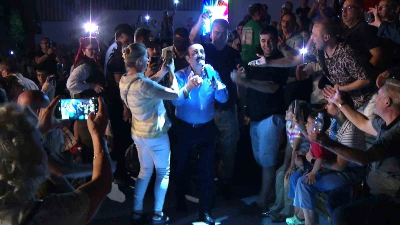 Mustafa Keser Bursa Festivali'nde müzik ve kahkaha dolu gece
