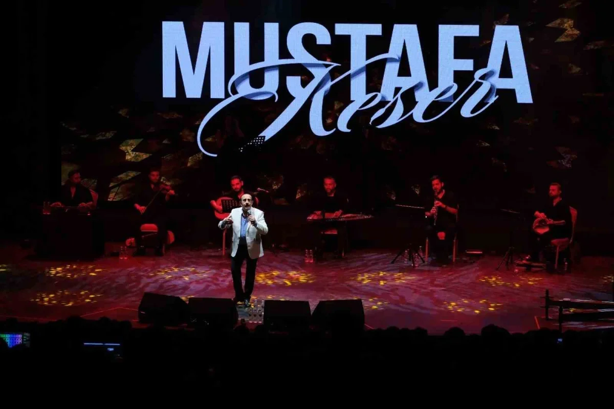 Mustafa Keser Bursa Festivali'nde müzik ve kahkaha dolu gece