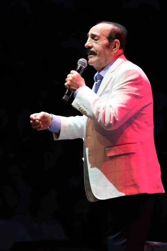 Mustafa Keser Bursa Festivali'nde müzik ve kahkaha dolu gece