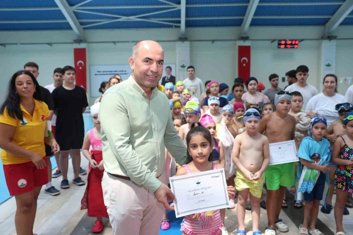 Osmangazi'de yüzme eğitimi alan çocuklar sertifika aldı
