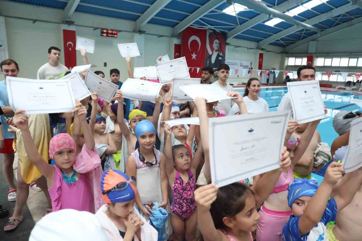 Osmangazi'de yüzme eğitimi alan çocuklar sertifika aldı