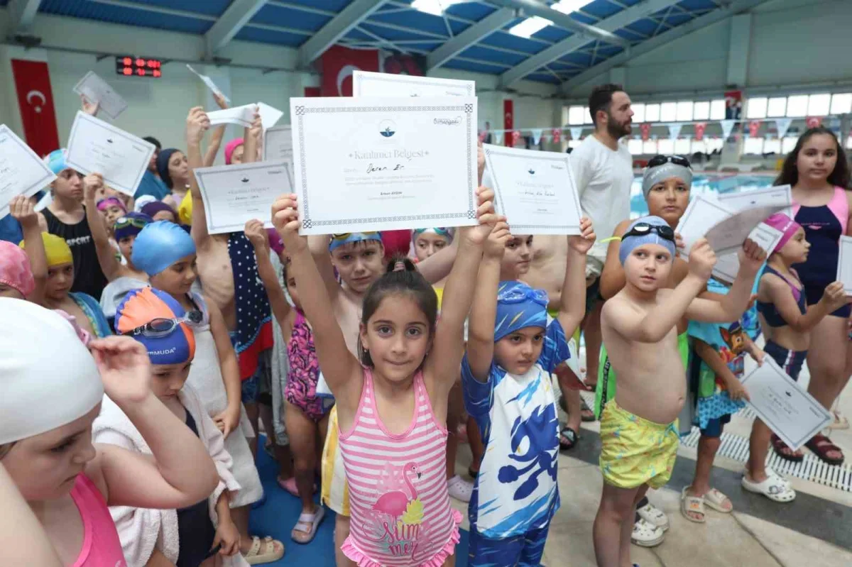 Osmangazi'de yüzme eğitimi alan çocuklar sertifika aldı