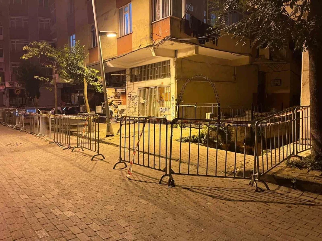 Güngören'de 5 katlı binanın balkonu çöktü, bina boşaltıldı