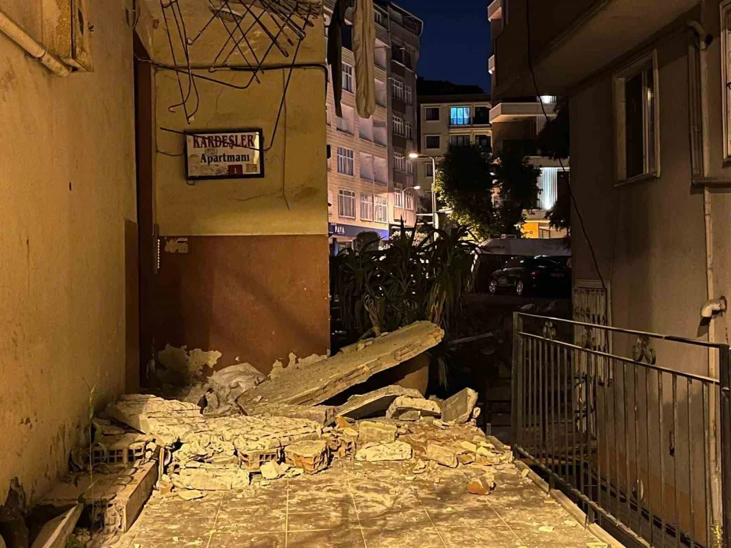 Güngören'de 5 katlı binanın balkonu çöktü, bina boşaltıldı