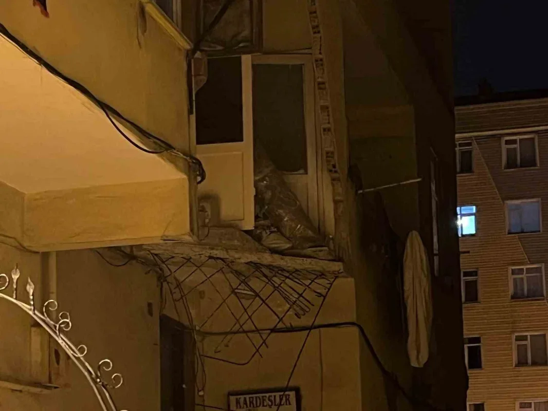 Güngören'de 5 katlı binanın balkonu çöktü, bina boşaltıldı