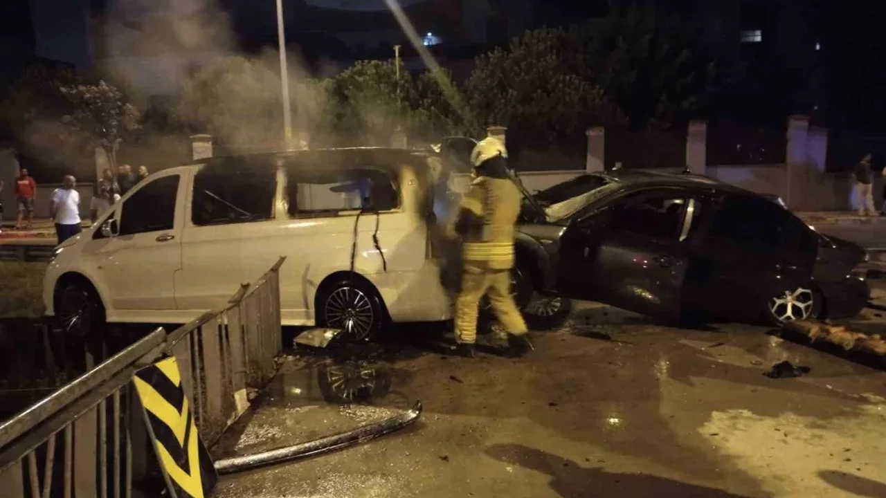 Sultanbeyli'de kaza yapan otomobil alev aldı, arbede çıktı
