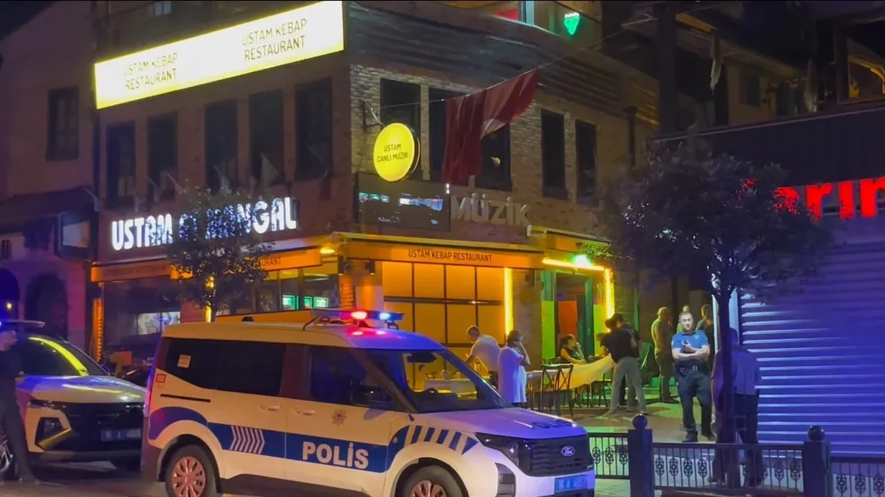 Arapşükrü Sokağı'nda kavga kamerada: Polis biber gazıyla ayırdı