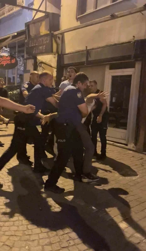 Arapşükrü Sokağı'nda kavga kamerada: Polis biber gazıyla ayırdı