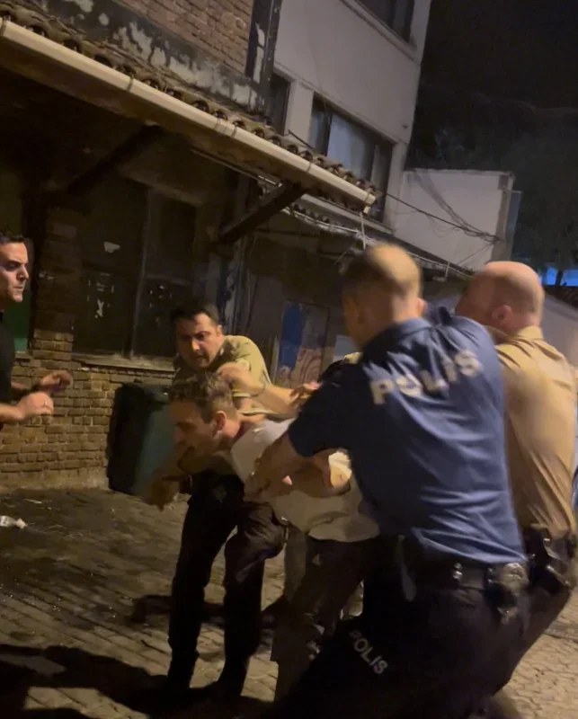 Arapşükrü Sokağı'nda kavga kamerada: Polis biber gazıyla ayırdı