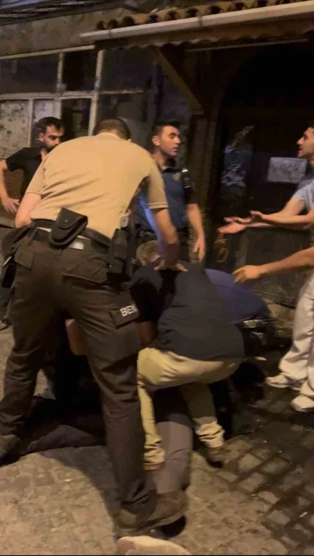 Arapşükrü Sokağı'nda kavga kamerada: Polis biber gazıyla ayırdı