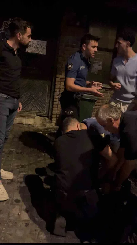 Arapşükrü Sokağı'nda kavga kamerada: Polis biber gazıyla ayırdı