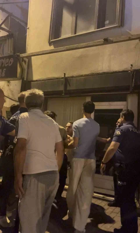 Arapşükrü Sokağı'nda kavga kamerada: Polis biber gazıyla ayırdı