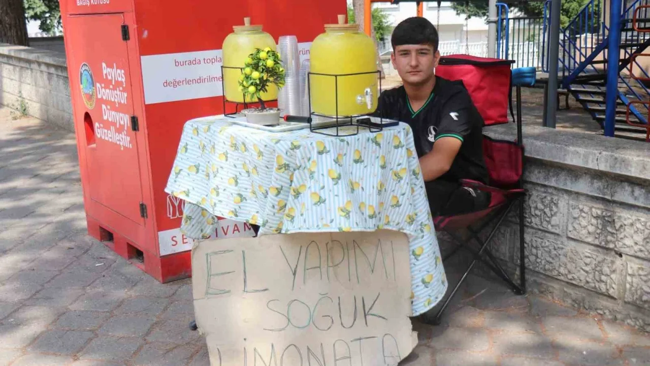 14 yaşındaki Buğra Koç limonata satarak ayda 90 bin lira kazanıyor