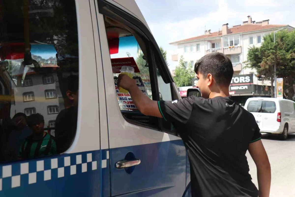 14 yaşındaki Buğra Koç limonata satarak ayda 90 bin lira kazanıyor