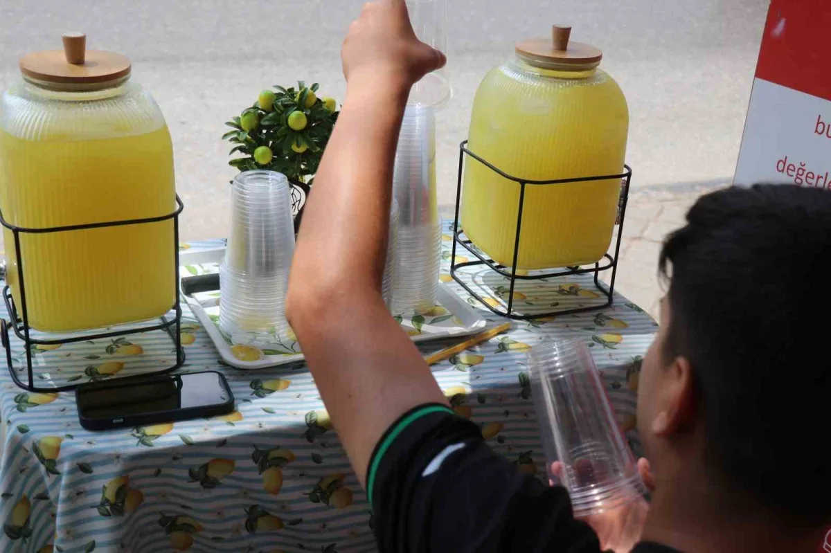 14 yaşındaki Buğra Koç limonata satarak ayda 90 bin lira kazanıyor