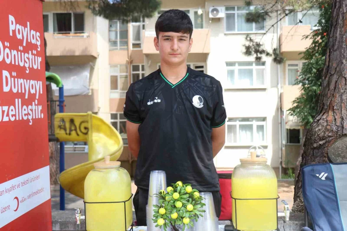 14 yaşındaki Buğra Koç limonata satarak ayda 90 bin lira kazanıyor