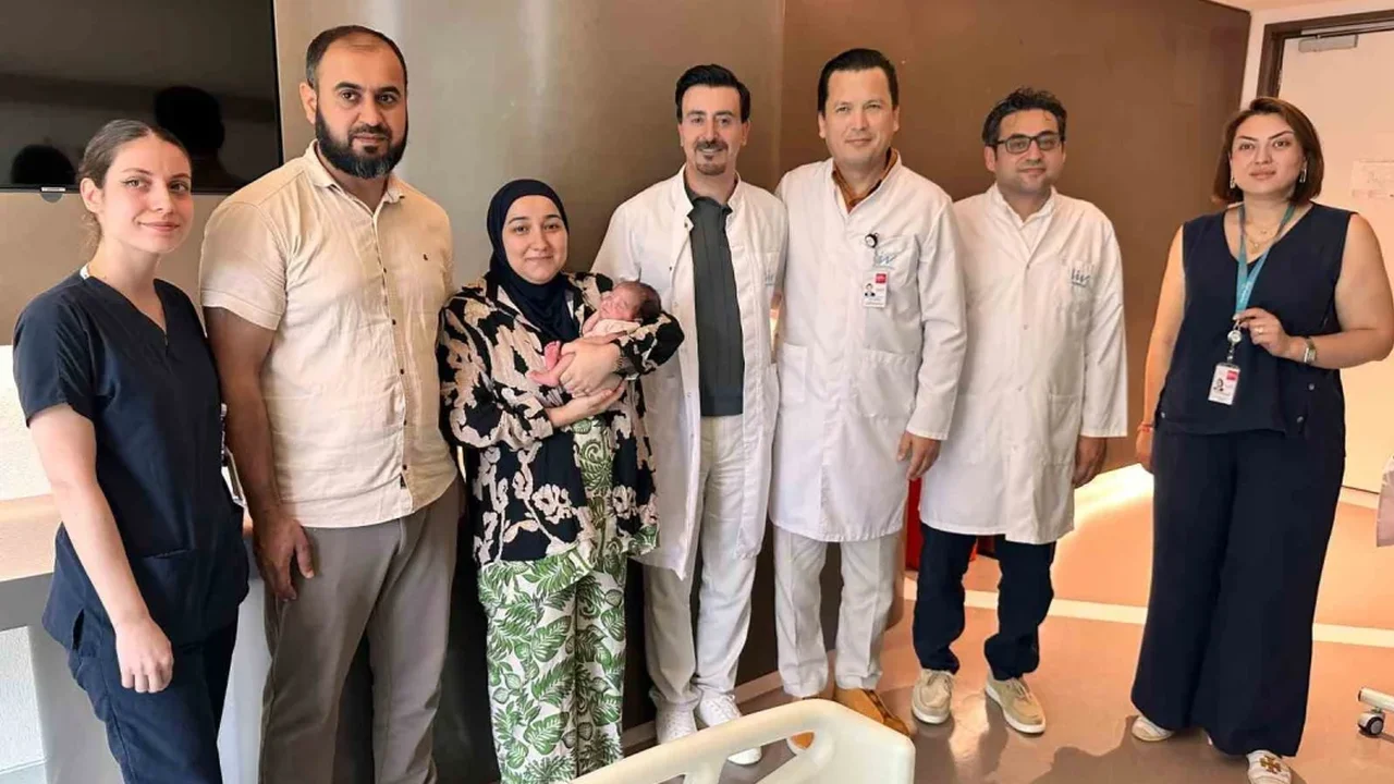 Omurilik tümörüyle riskli gebelik geçiren anne ve bebeği iyileşti