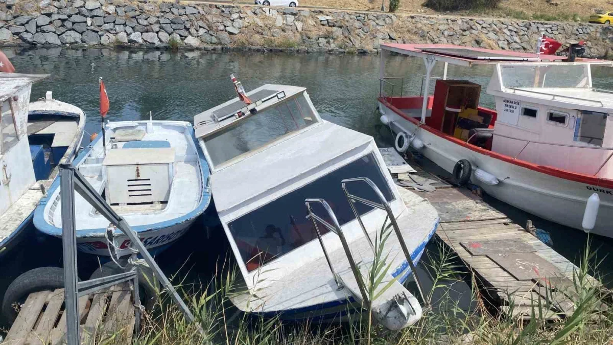 Küçükçekmece Menekşe Deresi'nde batık tekneler tehlike saçıyor