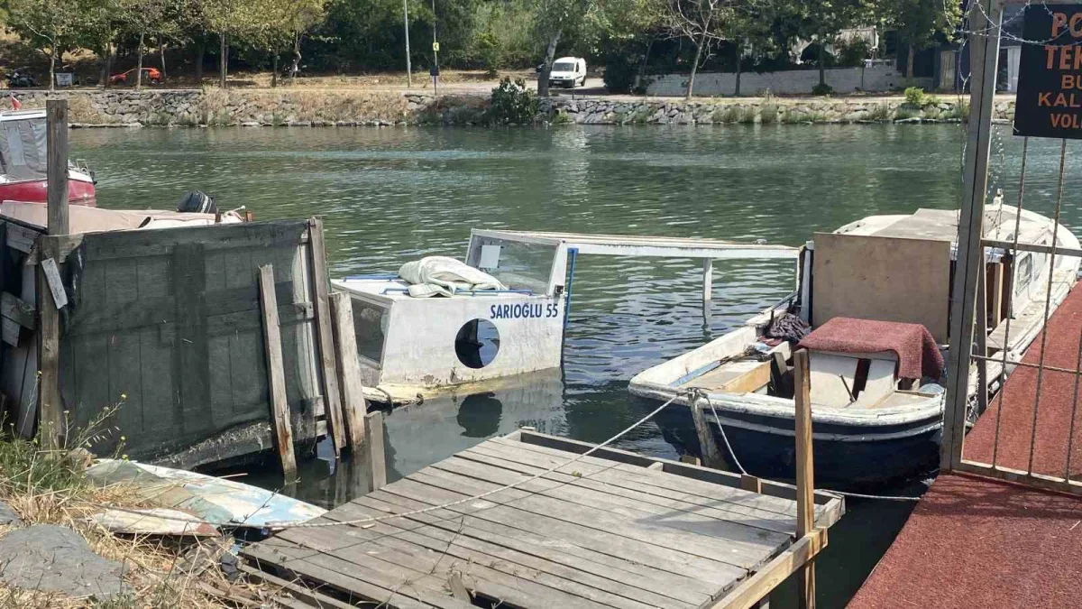 Küçükçekmece Menekşe Deresi'nde batık tekneler tehlike saçıyor