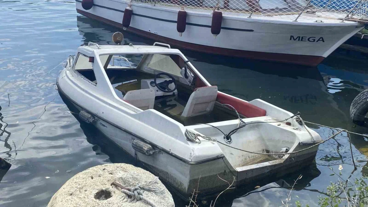 Küçükçekmece Menekşe Deresi'nde batık tekneler tehlike saçıyor