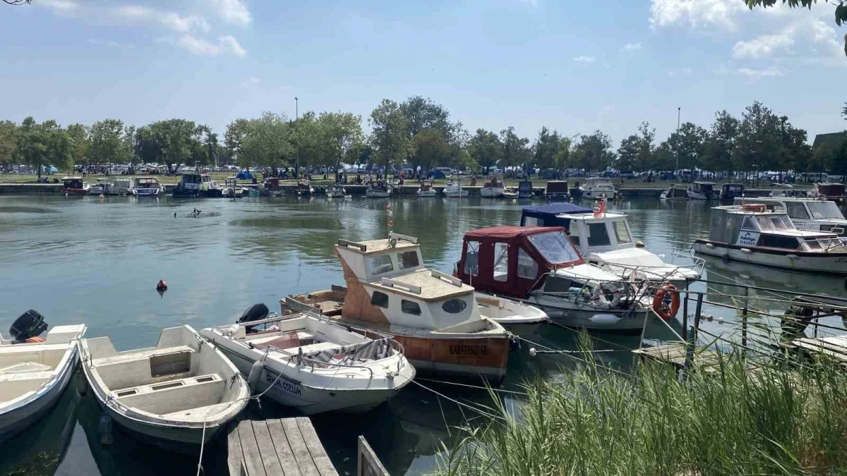 Küçükçekmece Menekşe Deresi'nde batık tekneler tehlike saçıyor