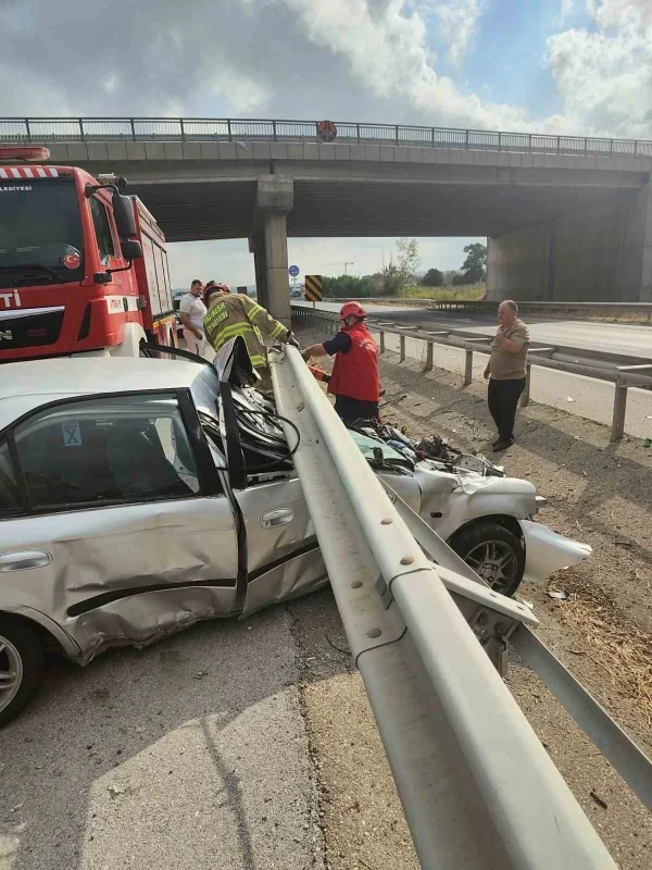Susurluk'ta bariyerlere saplanan araçtan yaralı kurtarıldı