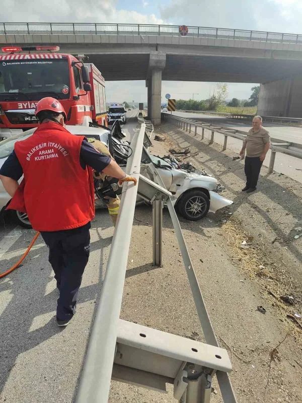 Susurluk'ta bariyerlere saplanan araçtan yaralı kurtarıldı