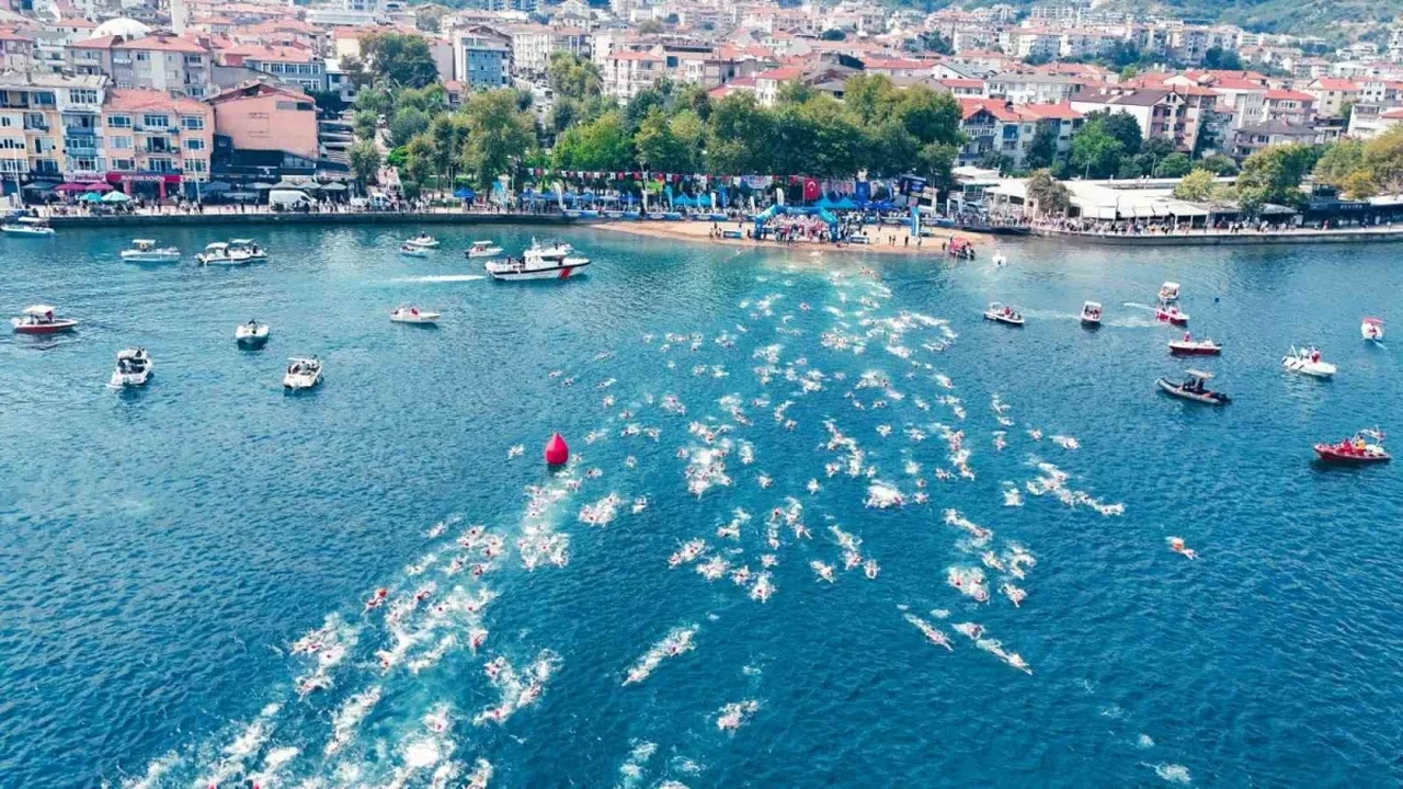 İzmit Körfezi'nde 471 yüzücü 2 bin 622 metreyi geçti