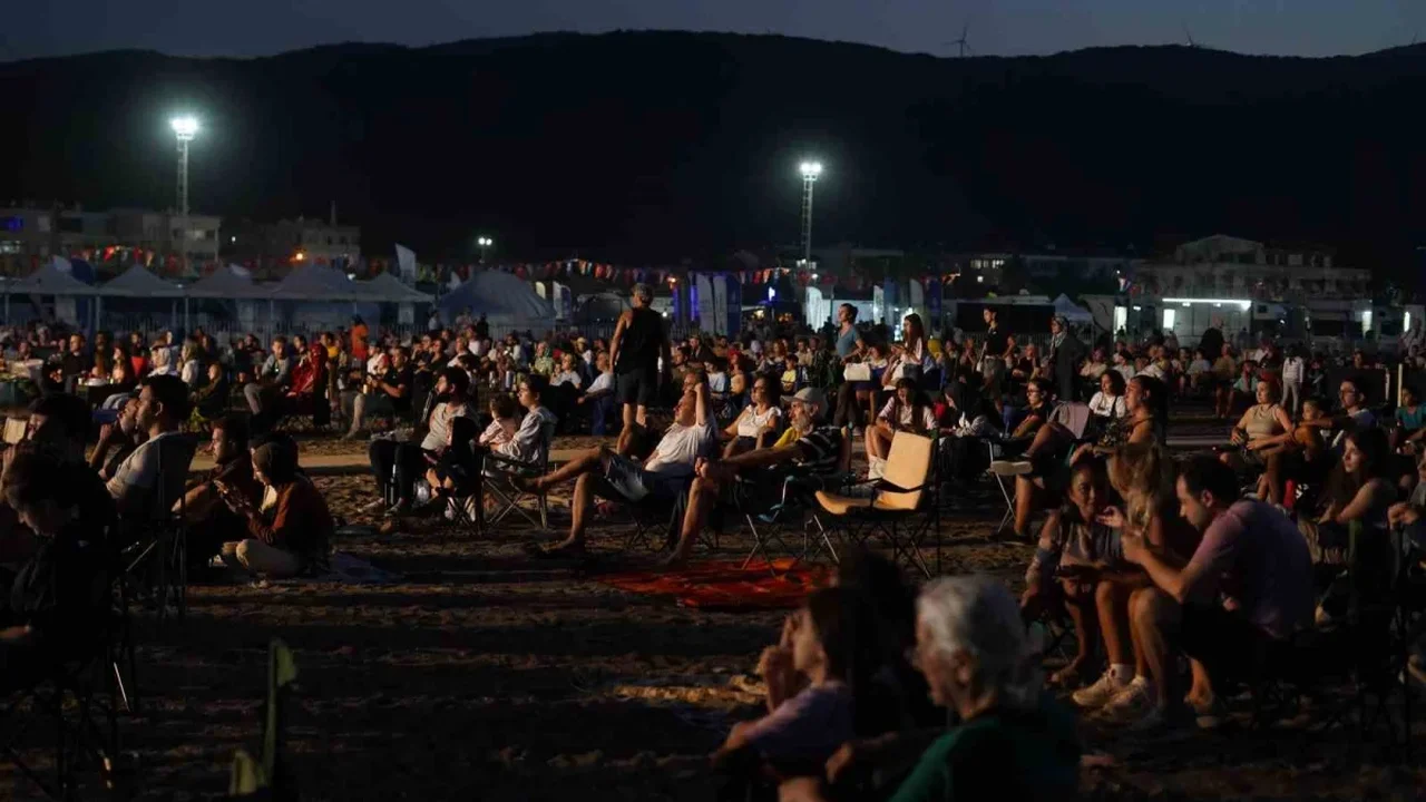 Yeniköy Sahili'nde 25 bin kişi Perseid Meteor Yağmuru'nu izledi