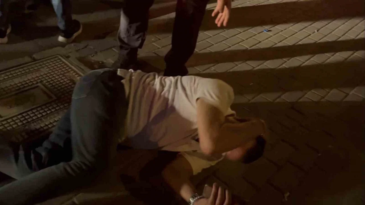 Bursa'da alkollü şahsın yere bırakma anı kamerada