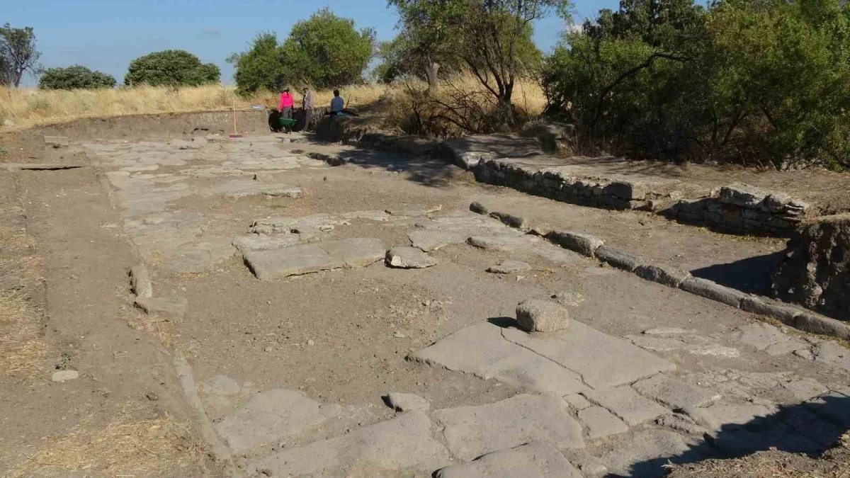 Troya Ören Yeri'nde 2 bin yıllık Roma caddesi gün yüzüne çıkıyor