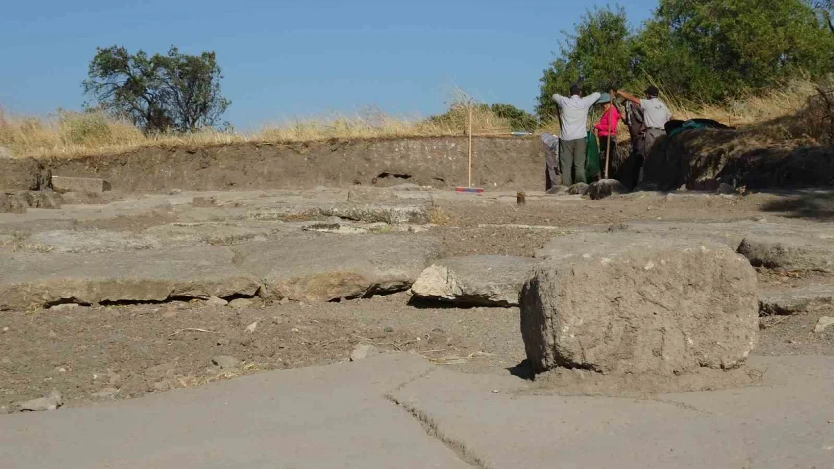 Troya Ören Yeri'nde 2 bin yıllık Roma caddesi gün yüzüne çıkıyor
