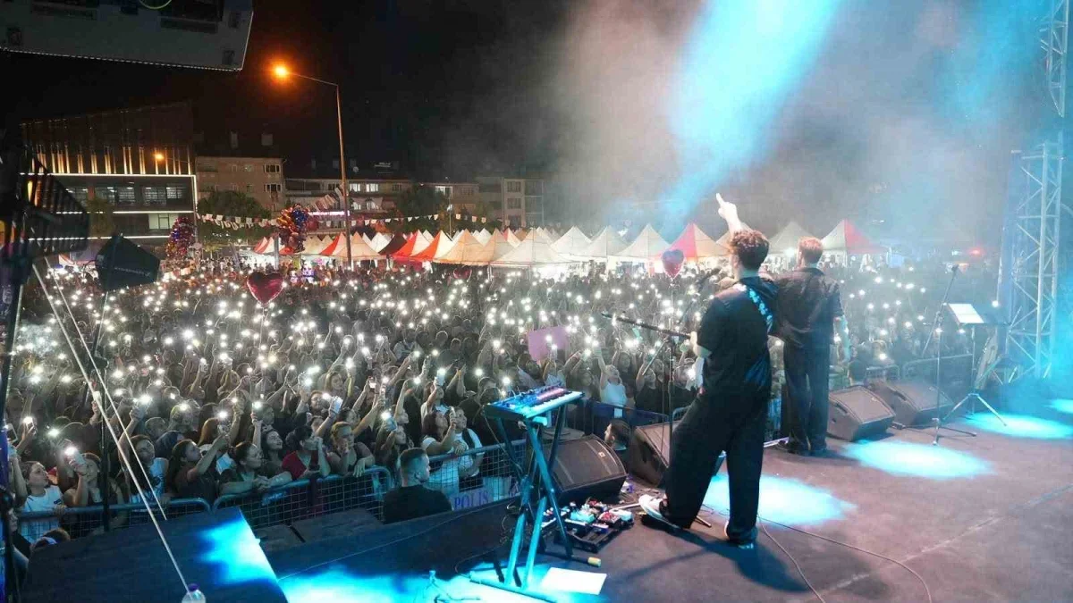 Gürsu'da 28. Armut Festivali konserlerle coşkuyla sona erdi