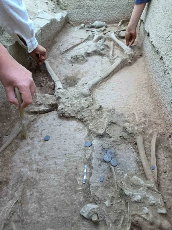 Aspendos'ta 2 bin 400 yıllık güreşçi mezarı bulundu