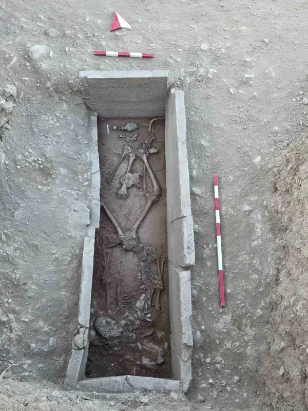 Aspendos'ta 2 bin 400 yıllık güreşçi mezarı bulundu